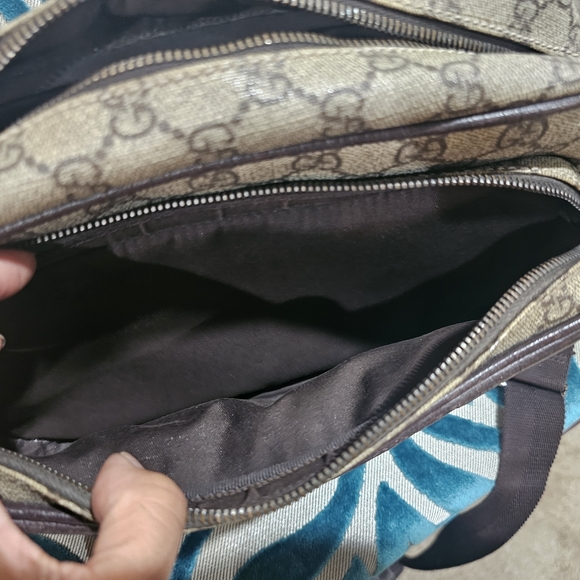 Authentic Vintage Gucci GG Crossbody - Picture 5 of 14